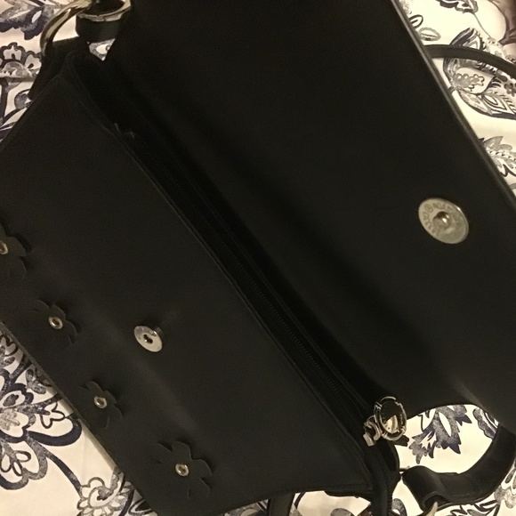 NWOT! Catherine Melandrino black faux leather flower shoulder / cross body bag - Picture 4 of 4